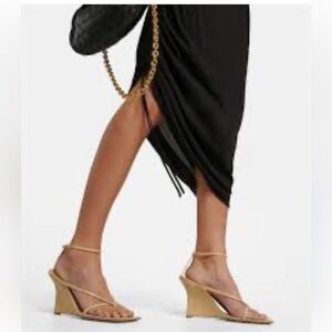 BOTTEGA VENETA 
USD 1100
STRETCH SANDAL Wedge
LOUNGE NAPPA
CANE SUGAR  38 US 8